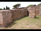 08169 ostia - regio v - via della fortuna della annonaria - edificio (v,iv,2) - 4. raum von westen - bli ri nordwesten - 06-2024.jpg